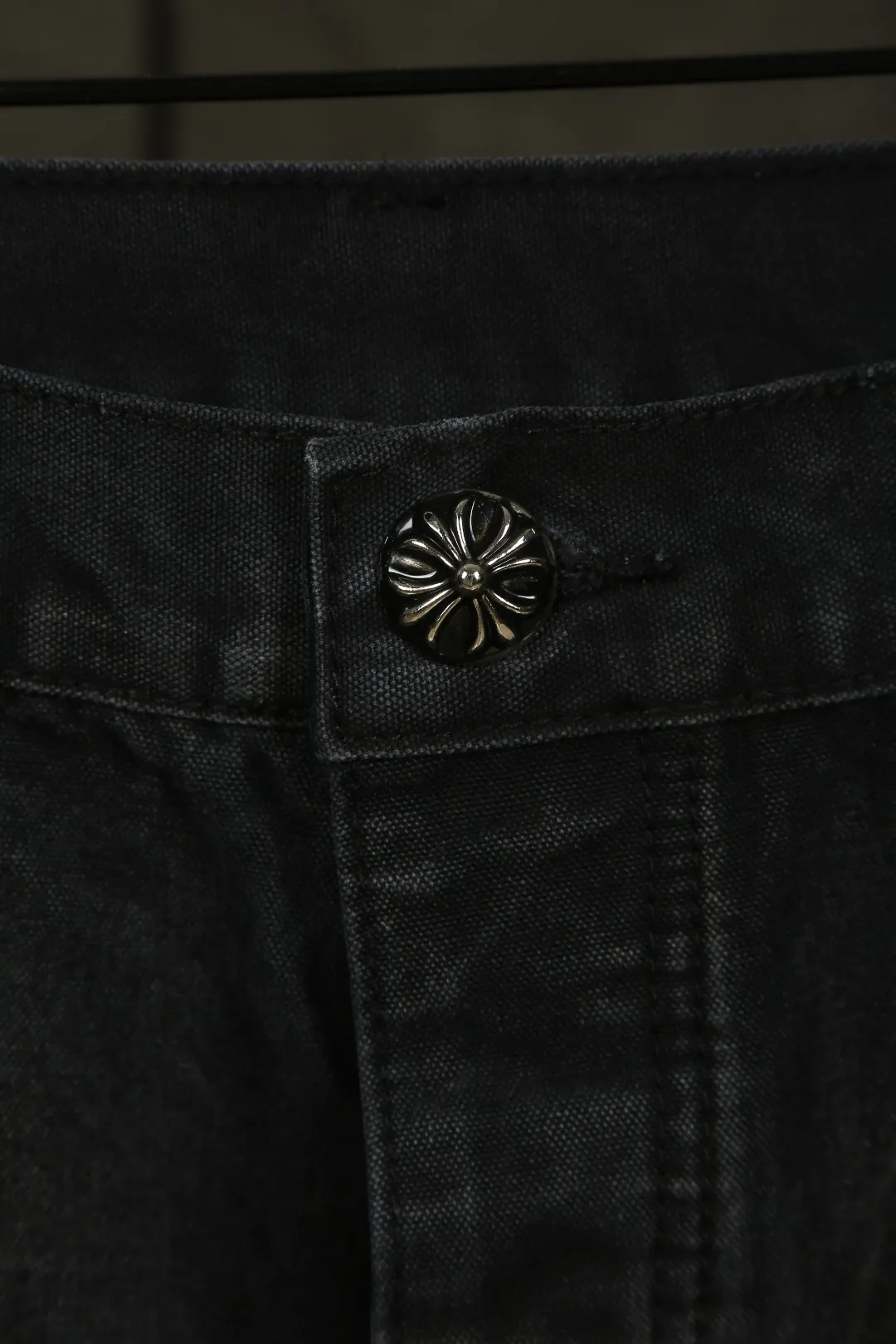 P240 Actual photo [High quality] Code: 25058# Color: Black/khaki Size: S/28 to Hearts (Cro Heart) new summer style, classic B01 version blessing, high version made of high-ounce custom fabrics, fermented and soft-fixed, soft and thick to wear, details are all hand-polished and made with craftsmanship, full-print jacquard fabric, unique design style, multiple processes to create a full retro feel, niche and unique non-colliding shirts, custom-made old spray-painted buttons, every detail is crafted with craftsmanship